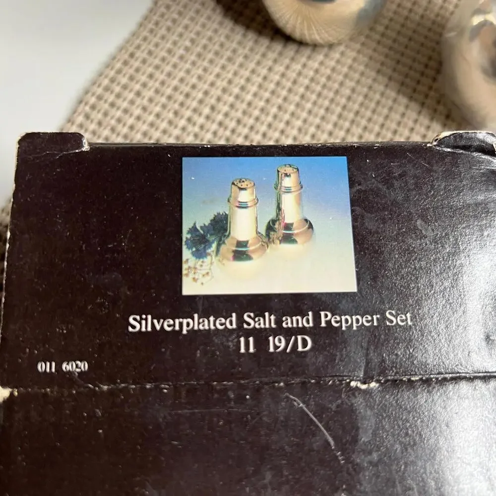 Vintage Wm. A. Rogers Silverplated Salt‎ & Pepper Shaker Set – Oneida